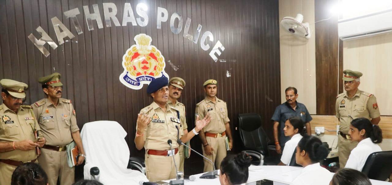पुलिस अधीक्षक हाथरस द्वारा जेटीसी रिक्रूट आरक्षीगणों को शैक्षिक कक्ष में पुलिस विभाग के प्राचीनतम इतिहास, कार्यशैली व प्रशिक्षण से संबंधित दिए आवश्यक दिशा-निर्देश