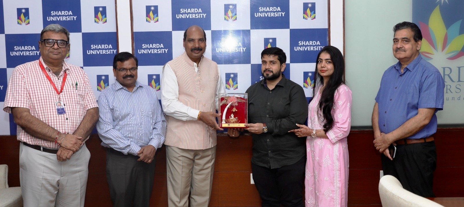 ग्रेटर नोएडा - शारदा विश्वविद्यालय में अपने पास आउट छात्र और न्यायाधीश अंकित तिवारी का किया स्वागत