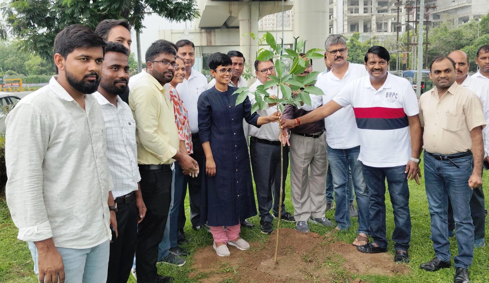 ग्रेटर नोएडा। ग्रेटर नोएडा प्राधिकरण ने सेक्टर 105 मीटर रोड पर किए पौधरोपण I