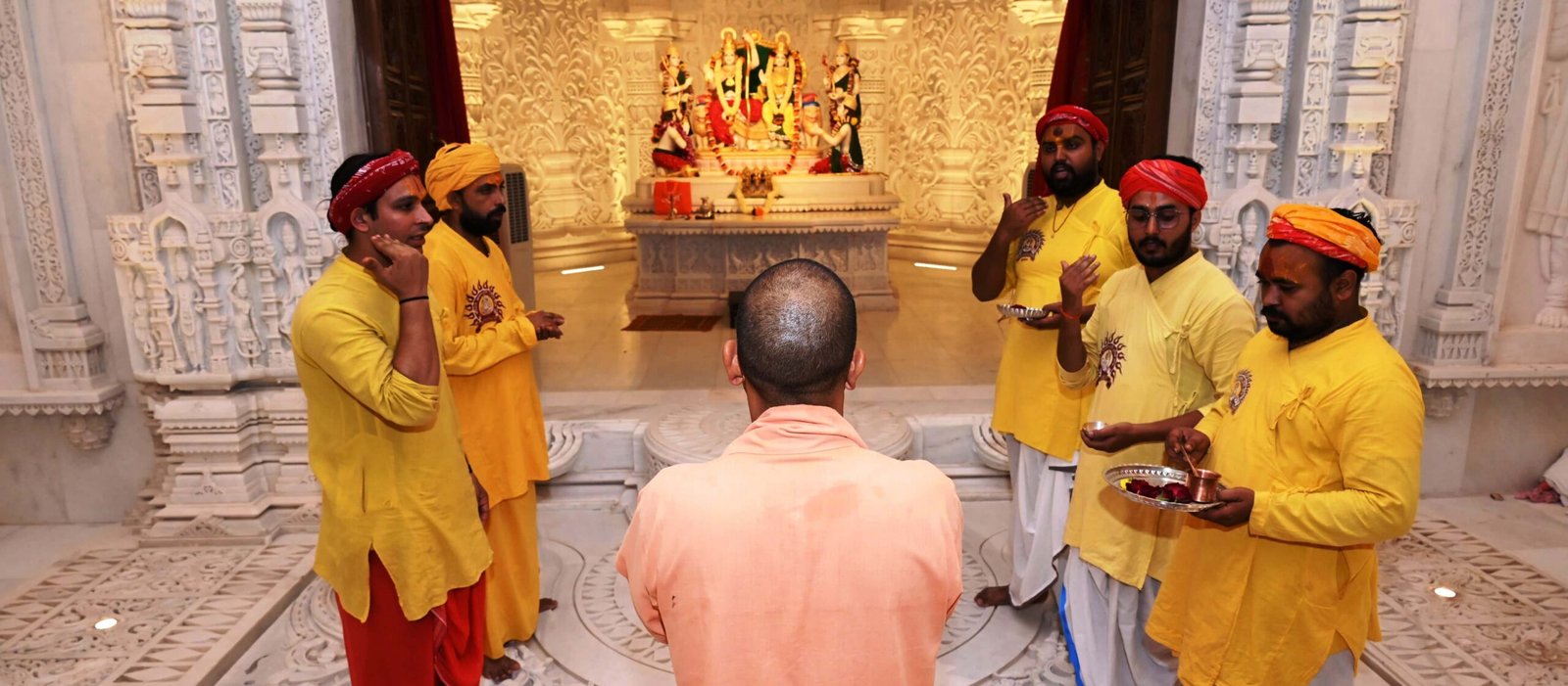 अयोध्या- पौधरोपण महा अभियान से पहले सीएम योगी ने श्री रामलला व हनुमानगढ़ी का किया दर्शन-पूजन