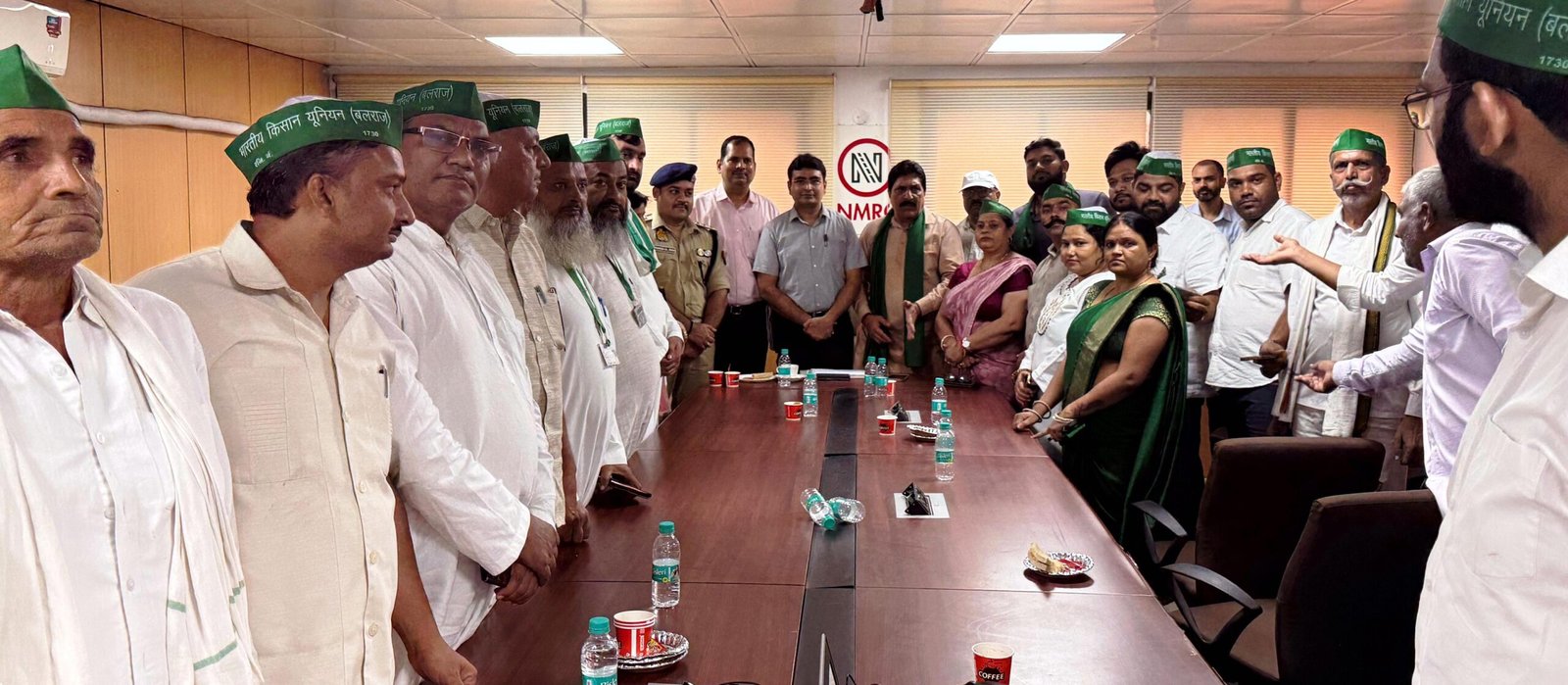 नोएडा- 20 साल के संघर्ष के बाद किसान ने प्राधिकरण से जीत की हासिल,2 साल से बैठे हुए थे धरने पर, 10 परसेंट प्लॉट की कर रहे थे मांग,प्राधिकरण के आश्वासन पर धरना स्थगित