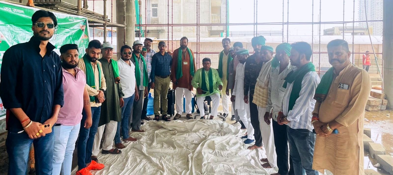 ग्रेटर नोएडा :- अपेक्स बिल्डर के खिलाफ शांति रूप से धरने का दूसरा दिन ( भारतीय किसान यूनियन भानू )
