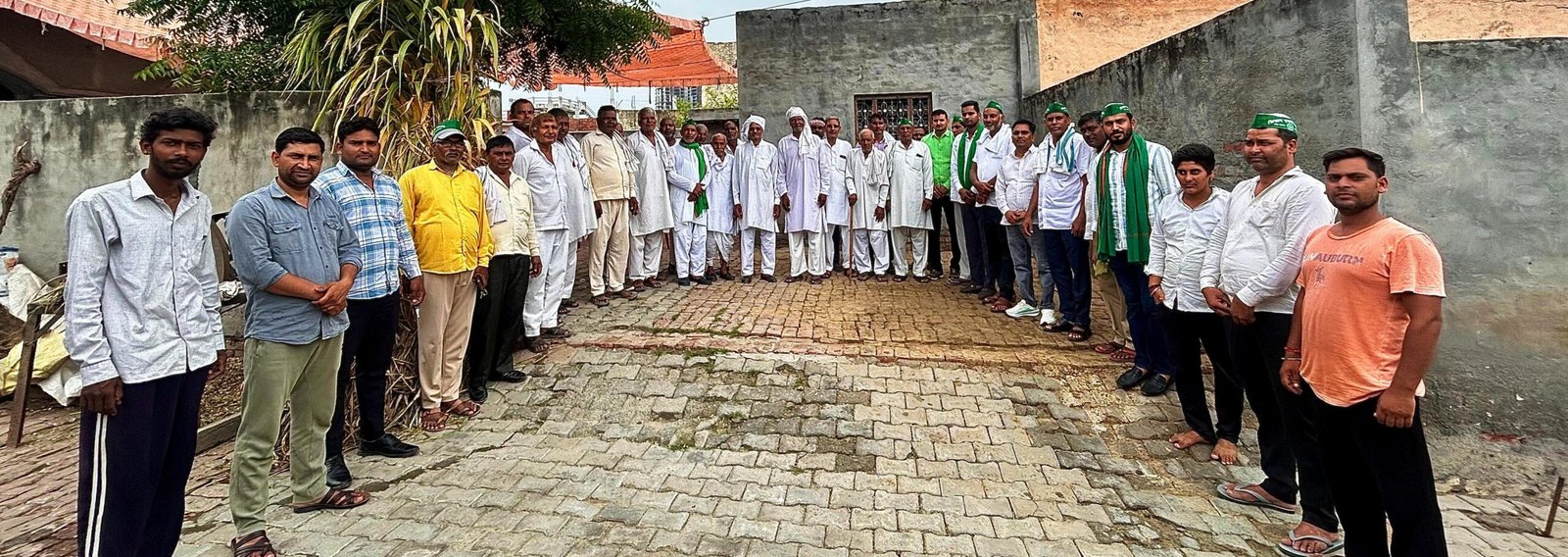 दनकौर:- किसान एकता महासंघ के कार्यकर्ताओं ने 30 जुलाई को होने वाली महापंचायत को सफल बनाने के लिए सालारपुर गाव मे किसानों से जनसंपर्क किया