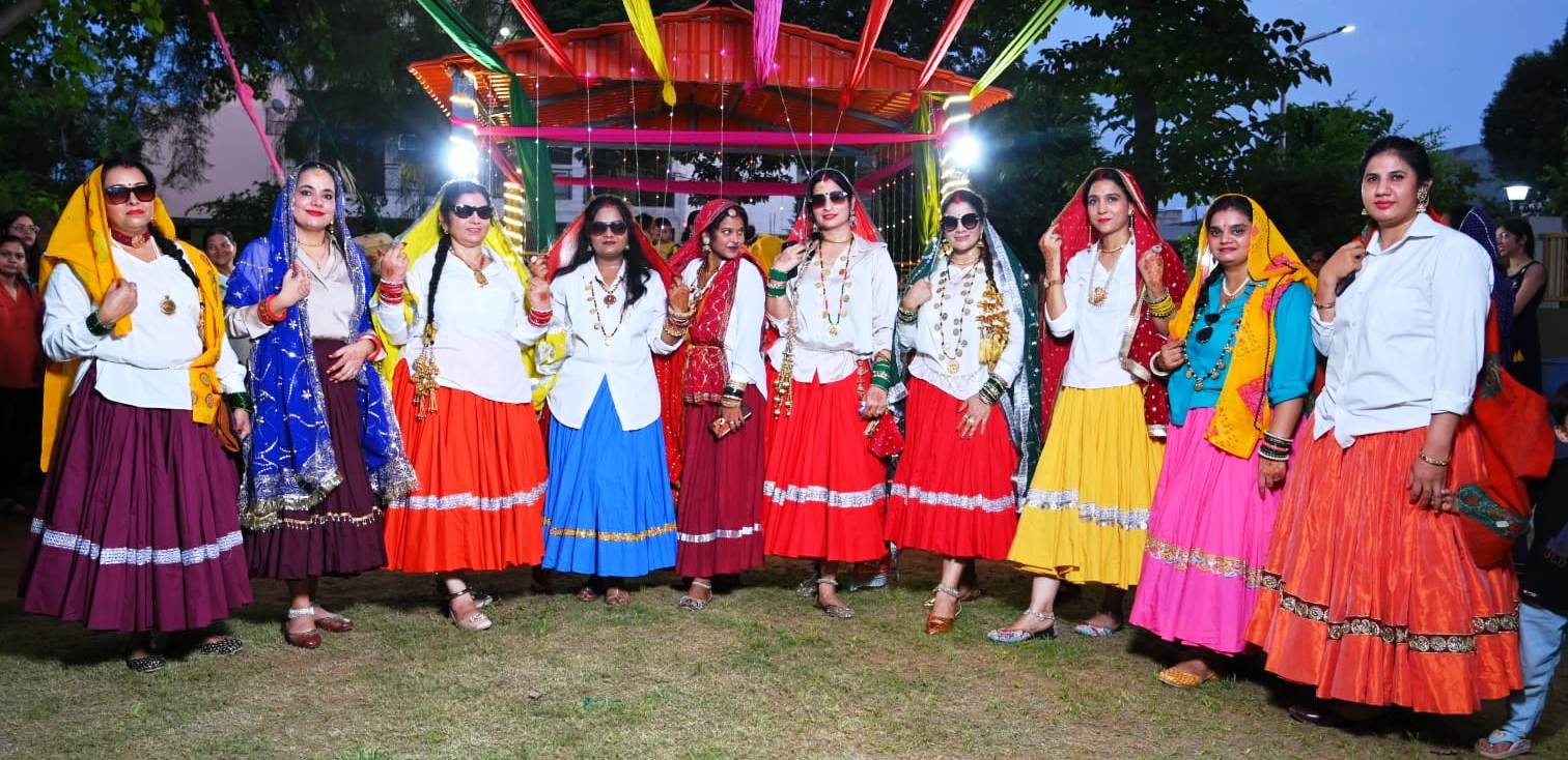 ग्रेटर नोएडा- दिल्ली पुलिस सोसाइटी के सेंट्रल पार्क में हरियाली तीज पर पारंपरिक पोशाक रंगारंग कार्यक्रम I
