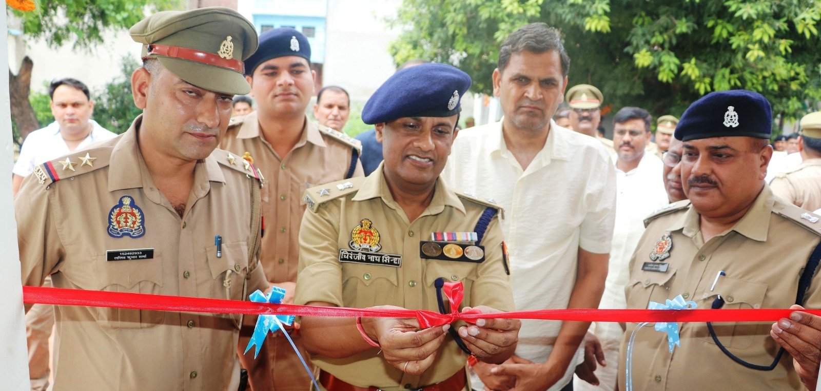 हाथरस- पुलिस अधीक्षक हाथरस द्वारा थाना सहपऊ परिसर मे नवनिर्मित महिला हेल्प डेस्क व आगंतुक कक्ष का रिबन काटकर  किया उद्घाटन I
