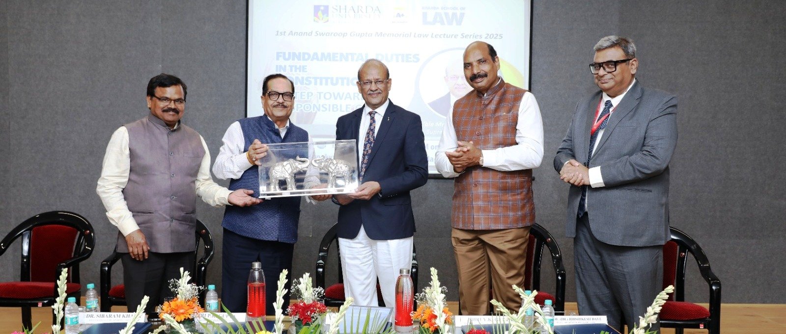 ग्रेटर नोएडा - एक सफल वकील या न्यायाधीश वही बन सकता है, जो हर तथ्य को ध्यान से सुनता और समझता है-जस्टिस राजेश बिंदल