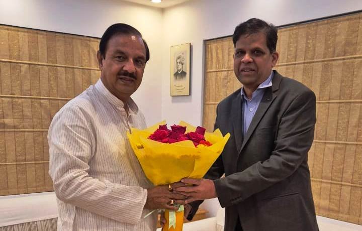 एनटीपीसी दादरी के परियोजना प्रमुख की सांसद डॉ. महेश शर्मा से शिष्टाचार भेंट