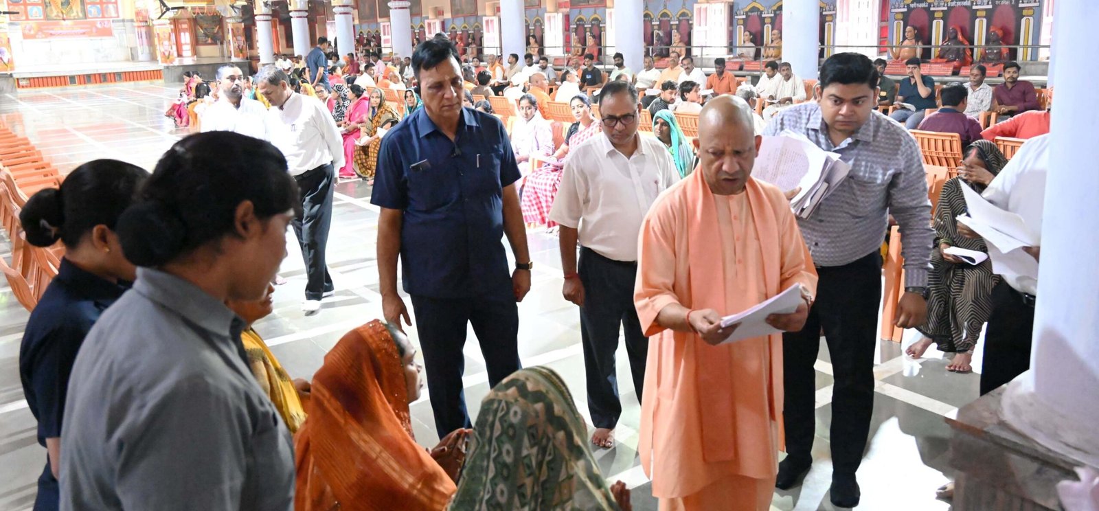 गोरखपुर-जरूरतमंद को आवास दिलाएंगे, इलाज भी कराएंगे : सीएम योगी,जनता दर्शन में मुख्यमंत्री ने सुनीं 200 लोगों की समस्याएं I
