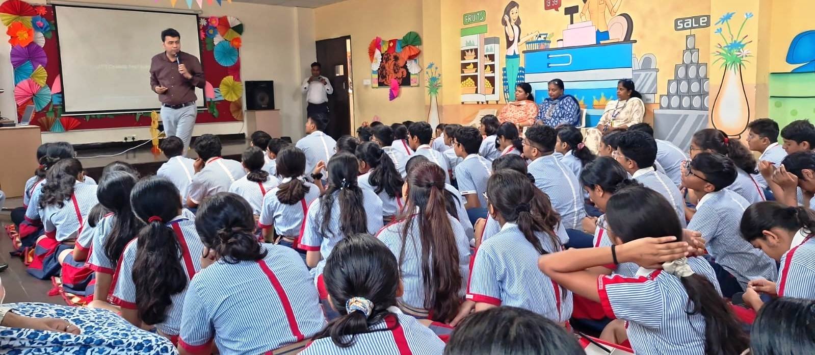 ग्रेटर नोएडा -साइबर अपराध और सुरक्षा के प्रति जागरूक और सक्रिय जानकारी देते हुए  जी०डी०गोयंका पब्लिक स्कूल में 9 से 12 तक छात्रों को साइबर अपराध किसे कहते हैं और इनसे कैसे बचा जा सकता है 