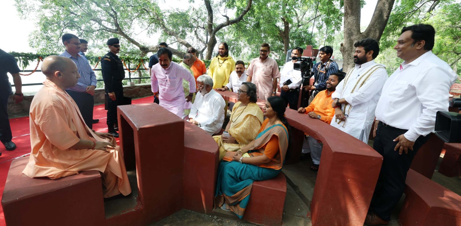 वाराणसी- जब सीएम योगी बने टीचर, मंत्रीगण बने स्टूडेंट, पढ़ाया पर्यावरण संरक्षण का पाठ