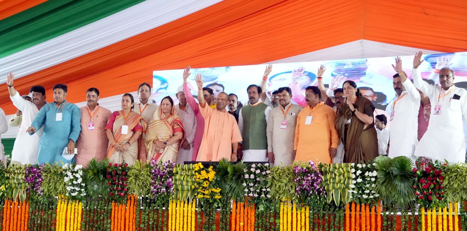 आजमगढ़- समाज को टूटने भी नहीं देंगे और राष्ट्रविरोधी-समाजविरोधी तत्वों को चकनाचूर करके भी रहेंगेः योगी