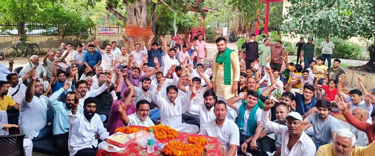 नोएडा प्राधिकरण पर होगा अनिश्चितकालीन धरना प्रदर्शन अशोक चौहान I