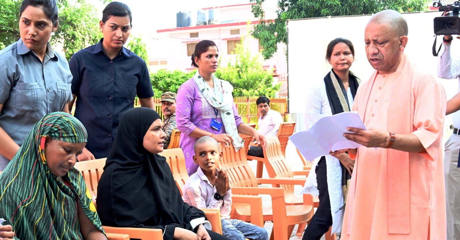 गोरखपुर- जनता दर्शन में सीएम योगी ने सुनीं 200 लोगों की समस्याएं,जनता की हर समस्या का कराएंगे समाधान : मुख्यमंत्री I