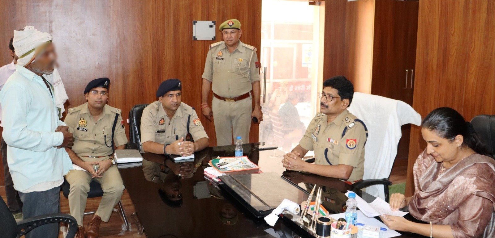 बुलन्दशहर जिलाधिकारी एवं वरिष्ठ पुलिस अधीक्षक द्वारा ‘‘थाना समाधान दिवस’’ के अवसर पर थाना खुर्जा नगर परिसर में सुनी गयी जनसमस्याएं