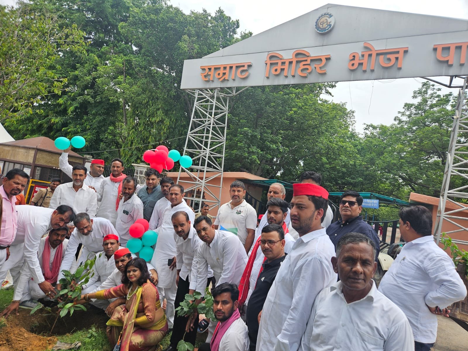 ग्रेटर नोएडा:- सपा कार्यकर्ताओं ने मनाया राष्ट्रीय अध्यक्ष अखिलेश यादव का जन्मदिन