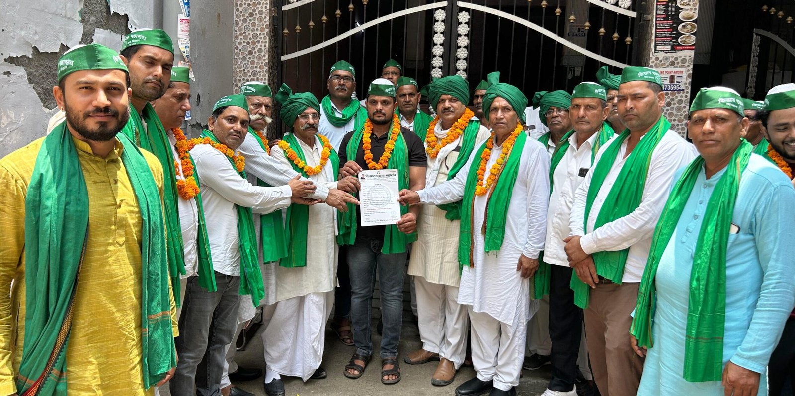 गौतम बुध नगर - नोएडा के गांव छलेरा बांगर में हुआ संगठन विस्तार 30 जुलाई को सलारपुर अंडरपास पर होने वाली महापंचायत को सफल बनाने के लिए किसान एकता महासंघ का जनसंपर्क अभियान