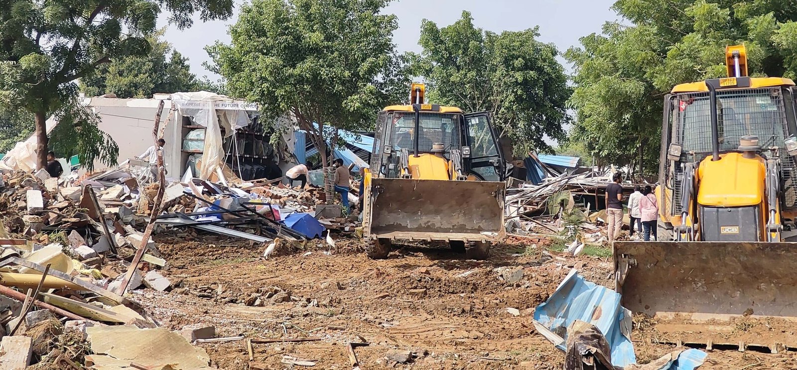 ग्रेटर नोएडा। ग्रेटर नोएडा प्राधिकरण  ग्रीन बेल्ट में अतिक्रमण पर चला ग्रेनो प्राधिकरण का बुलडोजर I