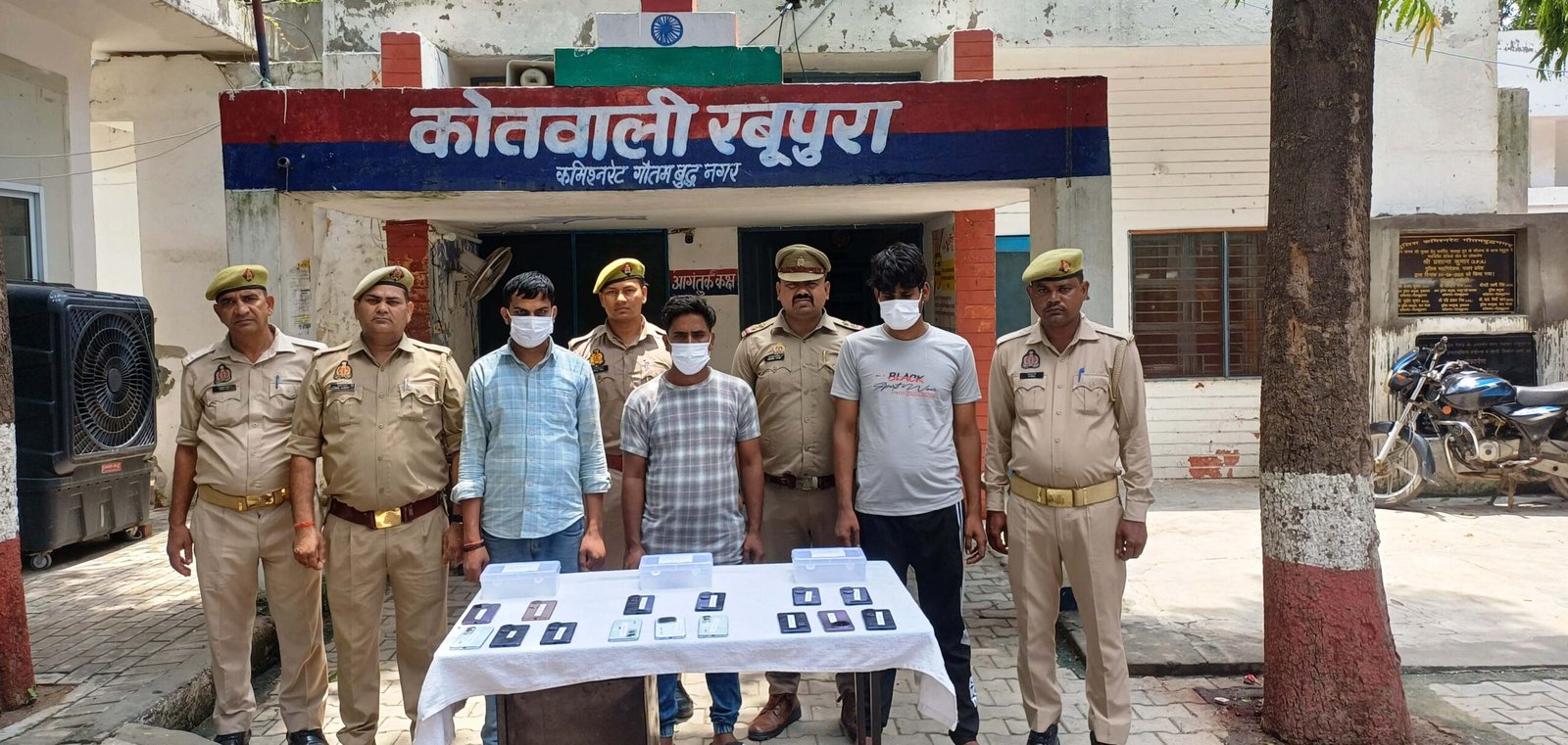 रबूपुरा- कम्पनी से मोबाईल फोन चोरी करने वाले 03 अभियुक्त गिरफ्तार, कब्जे से चोरी के 15 मोबाईल फोन बरामद।