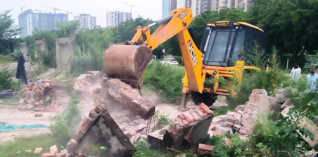 ग्रेटर नोएडा। बिसरख में अतिक्रमण पर ग्रेनो प्राधिकरण का चला बुलडोजर करीब 8900 मीटर अर्जित जमीन को कराया अतिक्रमण से मुक्त I