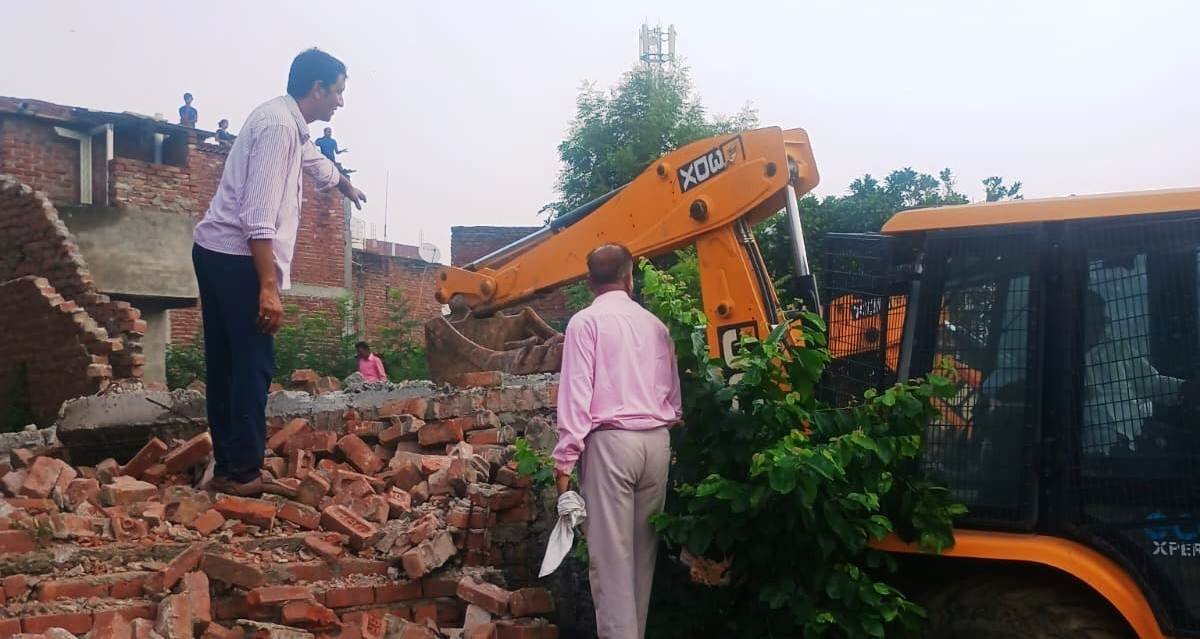 ग्रेटर नोएडा -हैबतपुर के डूब क्षेत्र में चला ग्रेनो प्राधिकरण का बुल्डोजर