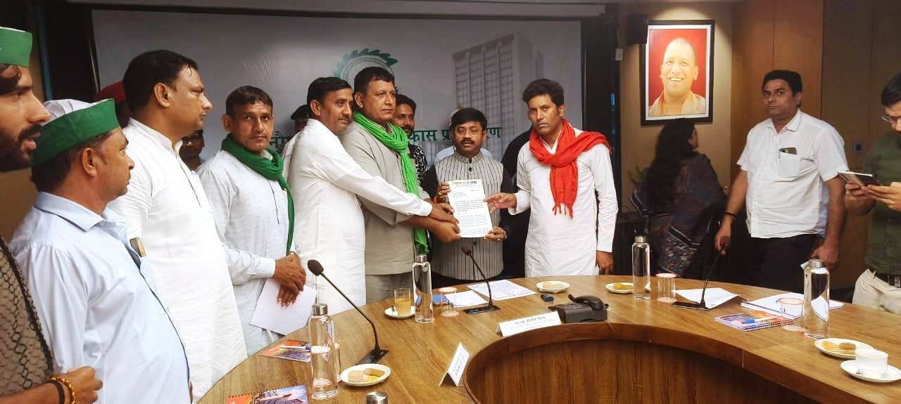 ग्रेटर नोएडा -किसान संघर्ष मोर्चा के प्रतिनिधिमंडल ने ग्रेटर नोएडा प्राधिकरण में औद्योगिक विकास मंत्री श्री नंद गोपाल नंदी जी के साथ एक महत्वपूर्ण बैठक