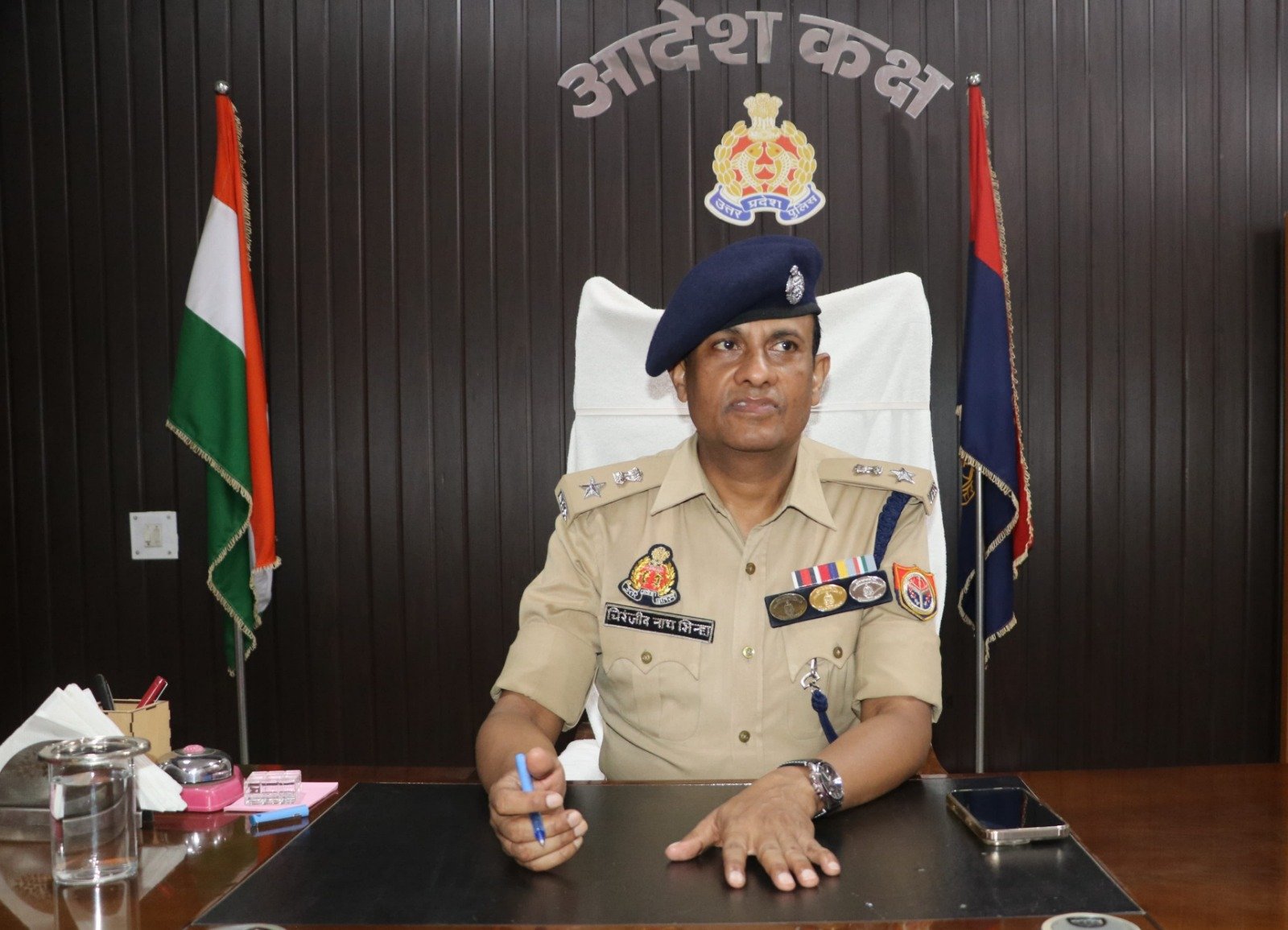 जनपद- हाथरस । पुलिस अधीक्षक हाथरस द्वारा रिजर्व पुलिस लाइन हाथरस में शुक्रवार परेड का निरीक्षण कर ली सलामी तथा परेड में सम्मिलित पुलिस कर्मियों/रिक्रूट आरक्षियों का टर्नआउट चेक कर दिए गए आवश्यक दिशा निर्देश ।