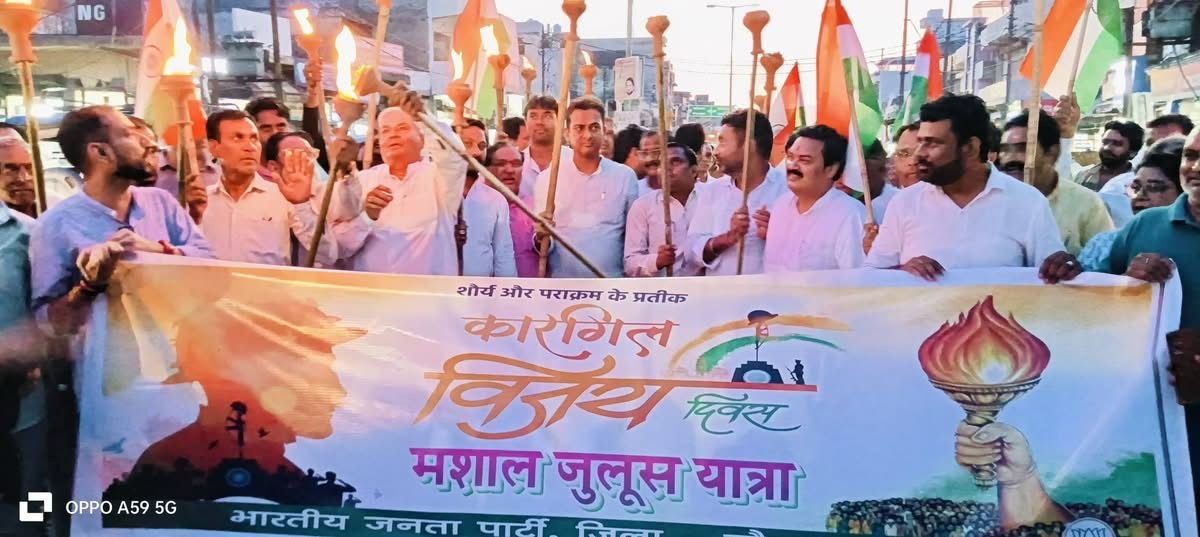 दादरी नगर के बूथ संख्या 378 पर प्रधानमंत्री जी के मन की बात को भाजपा कार्यकर्ताओं के साथ सुना I  दादरी नगर के तहसील से शहीद स्मारक  तक कारगिल विजय विशाल मशाल जुलूस निकाला