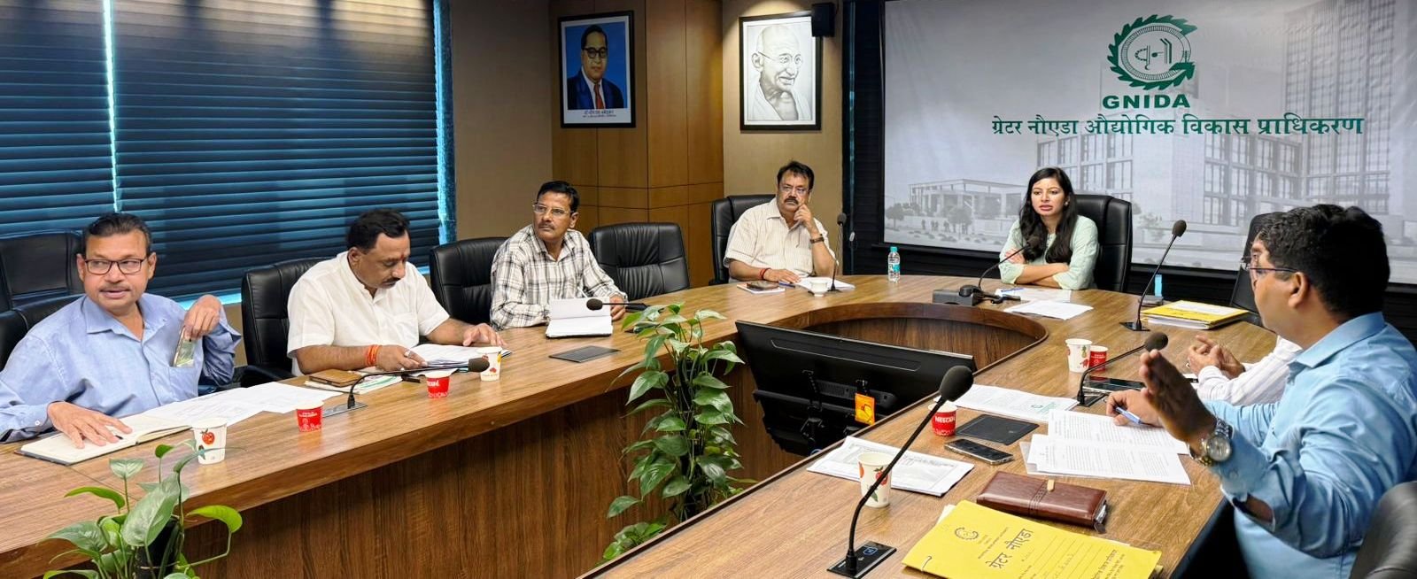 ग्रेटर नोएडा प्राधिकरण एसीईओ ने की जल-सीवर की समीक्षा, कार्यों को तेज करने के निर्देश