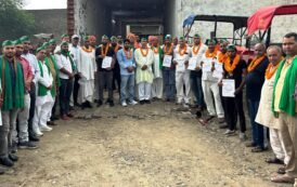 दनकौर- 30 जुलाई की महापंचायत को सफल बनाने के लिए किसान एकता महासंघ के कार्यकर्ताओं ने डेरीन खुवन गांव के लोगों से जनसंपर्क किया I