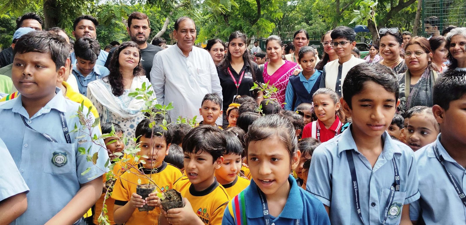 ग्रेटर नोएडा-एक पौधा मां के नाम, अभियान से ग्रेनो को हरा-भरा बनाने का संकल्प I