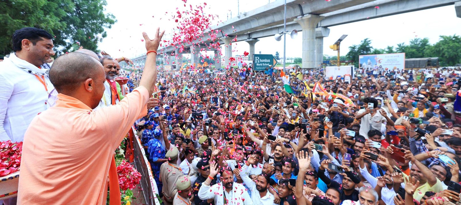 मेरठ/लखनऊ- मुख्यमंत्री योगी आदित्यनाथ ने पश्चिमी उत्तर प्रदेश के कई जनपदों में कांवड़ियों पर बरसाए पुष्प I