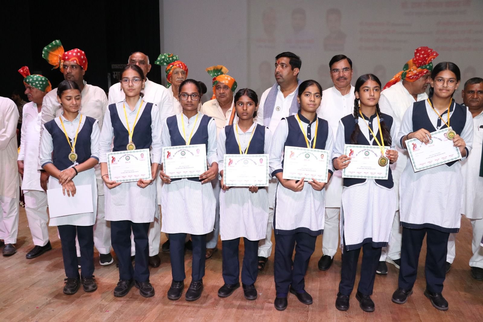 ग्रेटर नोएडा -चौधरी जतन सुखबीर प्रधान शिक्षा समिति द्वारा आयोजित प्रतिभा सम्मान समारोह में बोले प्रोफ़ेसर रामगोपाल यादव शिक्षा समाज को जोड़ती है