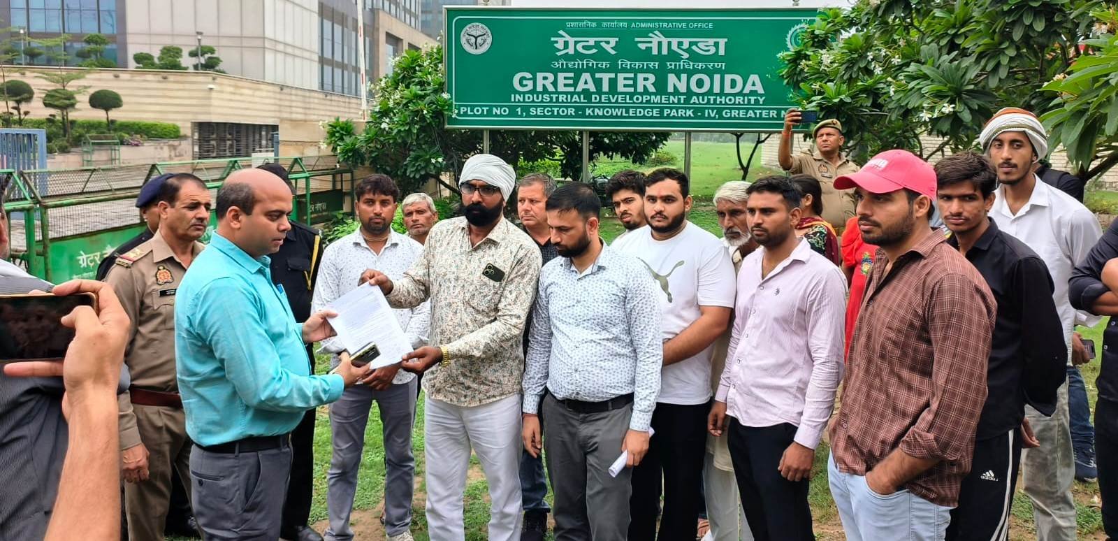 ग्रेटर नोएडा में अतिक्रमण विरोधी कार्रवाई में बाधा डालने वालों के खिलाफ सख्त कार्रवाई की मांग, SDM को सौंपा गया ज्ञापन