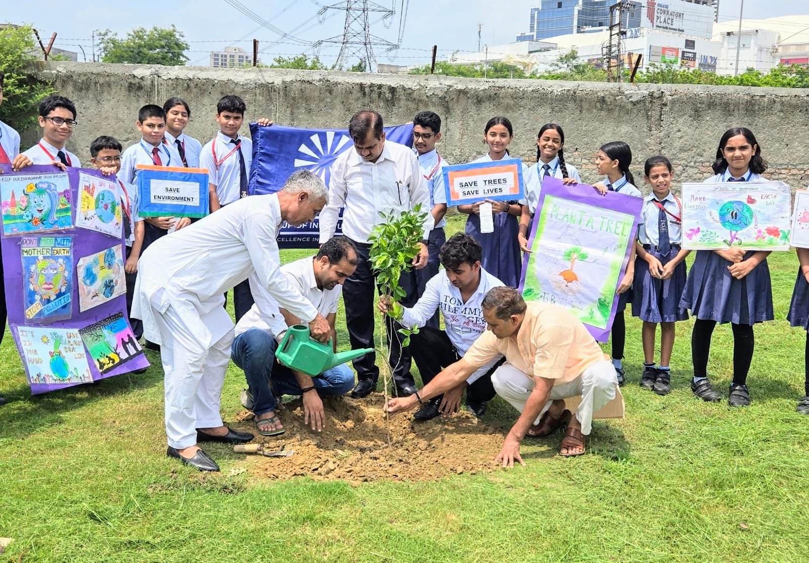 ग्रेटर नोएडा - सेक्टर डेल्टा टू में रियान इंटरनेशनल स्कूल और आर डब्लू ए डेल्टा टू पदाधिकारियों ने किया पौधारोपण I