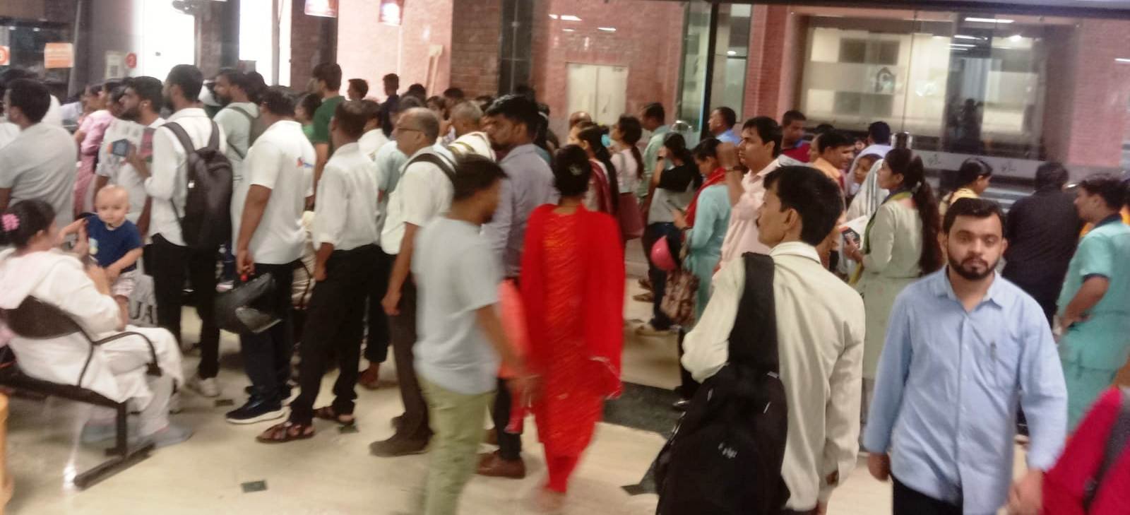 ग्रेटर नोएडा - बारिश के मौसम में शारदा अस्पताल में वायरल बुखार, खांसी, जुकाम मौसमी बीमारी के मरीज बढ़े I