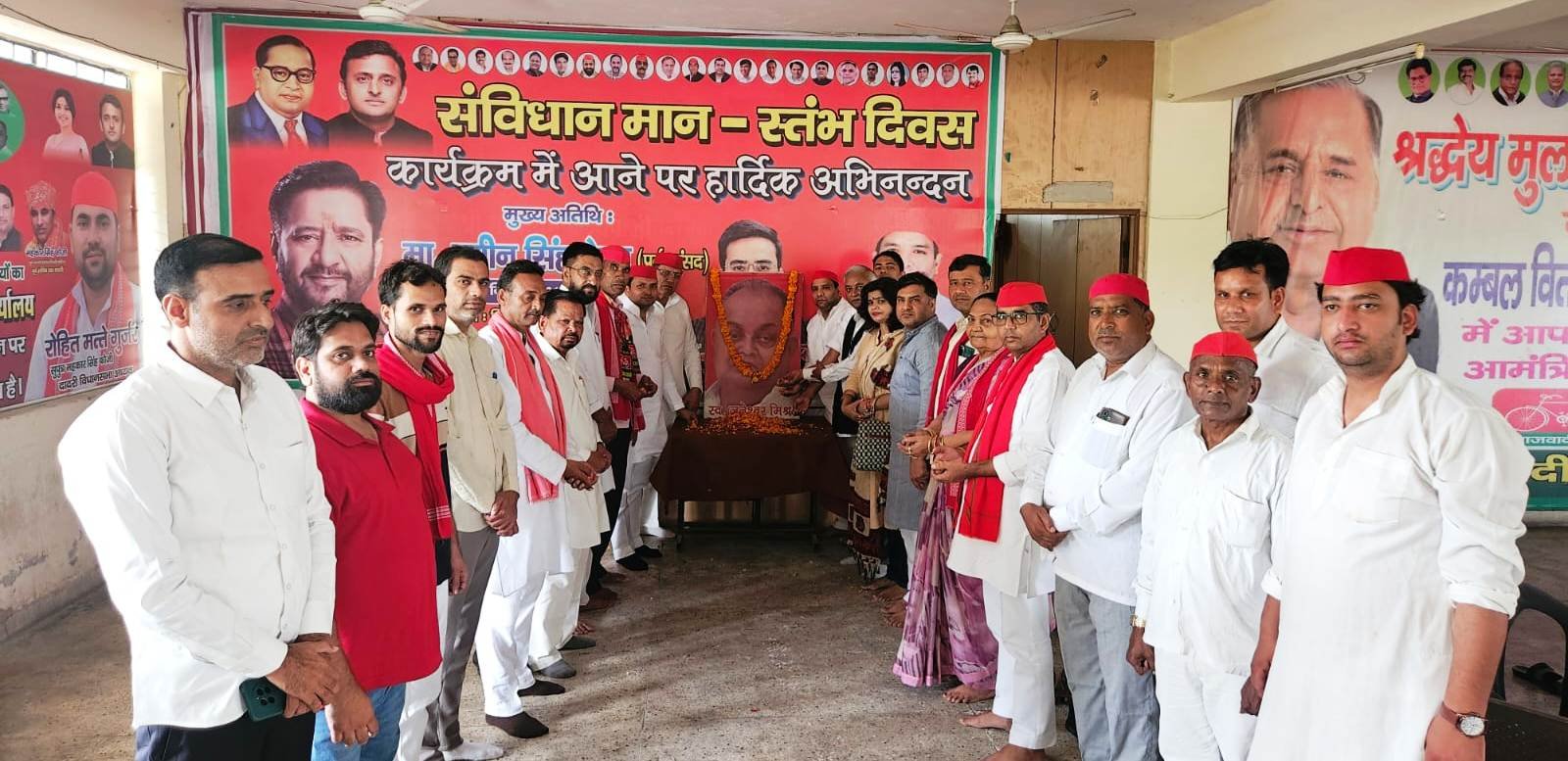 ग्रेटर नोएडा:- सपाइयों ने जयंती पर याद किये पंडित जनेश्वर मिश्र I