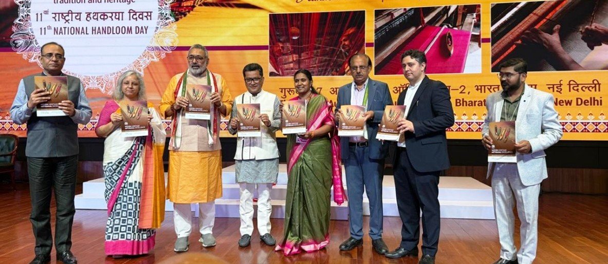 नई दिल्ली- 11वें राष्ट्रीय हस्तकरघा दिवस का उत्सव- कारीगरों और बुनकरों द्वारा विशेष रूप से प्रदर्शित की गई हस्तकरघा विरासत,