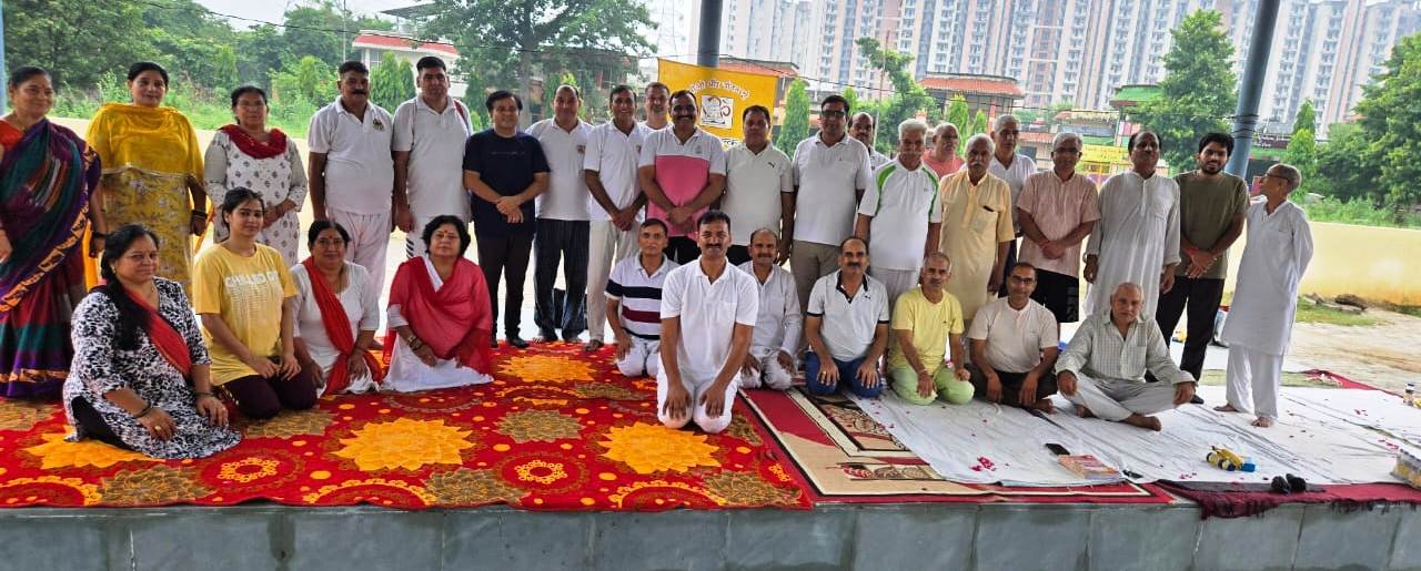 ग्रेटर नोएडा - सैक्टर ओमिक्रोन 1A की योग क्लास की प्रथम वर्षगांठ पर 50 साधकों ने किया सामूहिक योग अभ्यास I