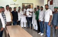 दनकौर - किसान एकता महासंघ के कार्यकर्ताओं ने जेपी इंफ्राटेक प्राइवेट लिमिटेड के एजीएम निशांत मेजर को ज्ञापन सोपा