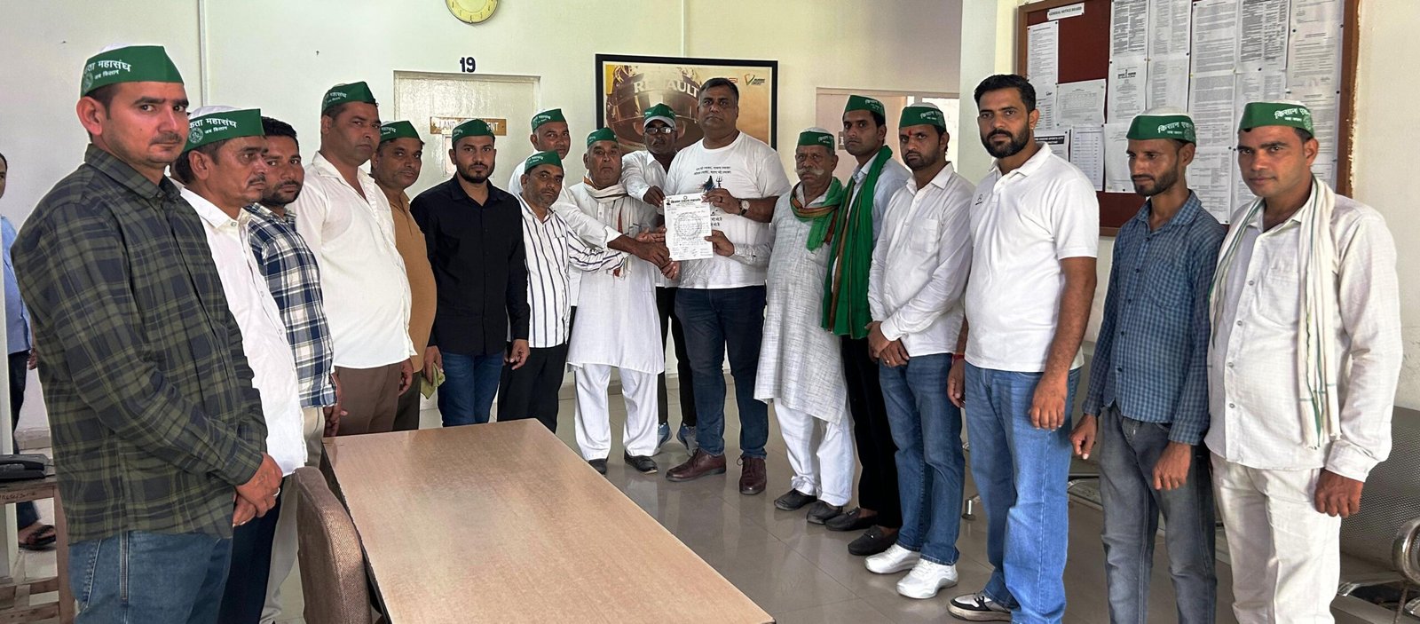 दनकौर - किसान एकता महासंघ के कार्यकर्ताओं ने जेपी इंफ्राटेक प्राइवेट लिमिटेड के एजीएम निशांत मेजर को ज्ञापन सोपा