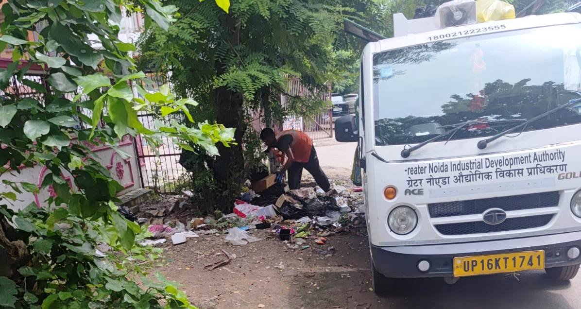 ग्रेटर नोएडा- अवैध रूप से लगने वाले खोखा, ठेली- पटरी पर प्राधिकरण की तरफ से कार्रवाई I