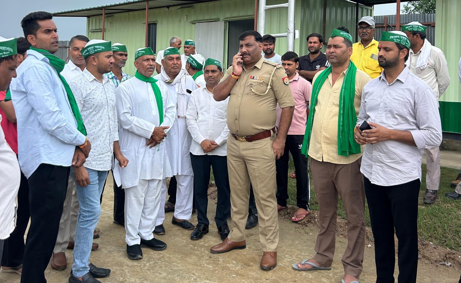 दनकौर-किसान एकता महासंघ के कार्यकर्ताओं ने जे आई आई टी विद्या विहार इंजीनियरिंग निर्माणाधीन कॉलेज सेक्टर 19 में हो रहे निर्माण कार्य को बंद कराया
