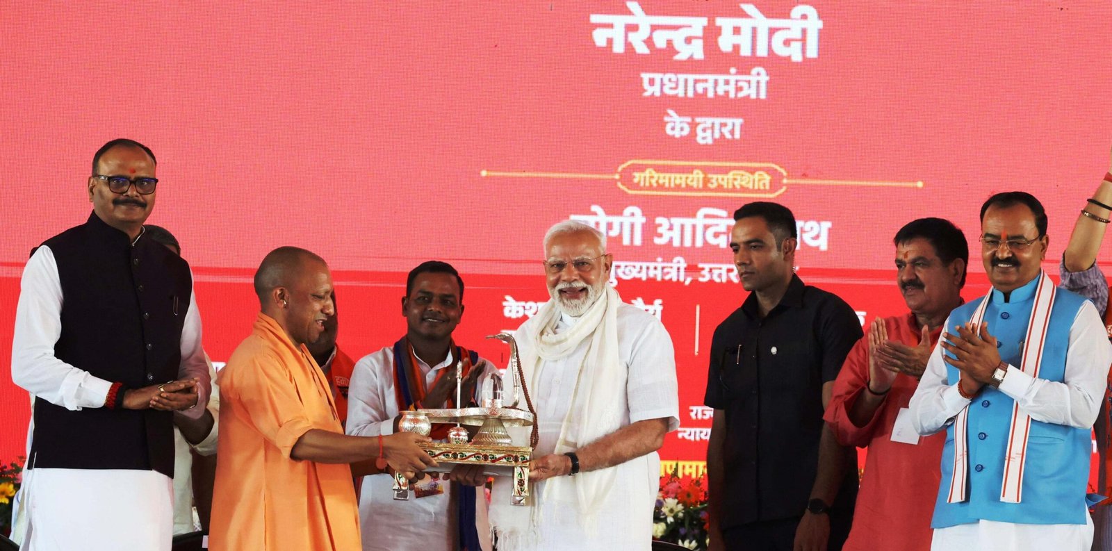वाराणसी/लखनऊ- पहलगाम के अपराधियों को 'मिट्टी में मिलाने' और दुश्मन के घर में घुसकर खात्मा करने का माद्दा रखता है नया भारतः योगी