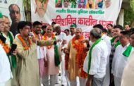 ग्रेटर नोएडा - भारतीय किसान यूनियन भानू को छोड़कर सैकड़ों पदाधिकारियों ने धरने पर आकर भारतीय किसान यूनियन लोकशक्ति की सदस्यता ग्रहण की