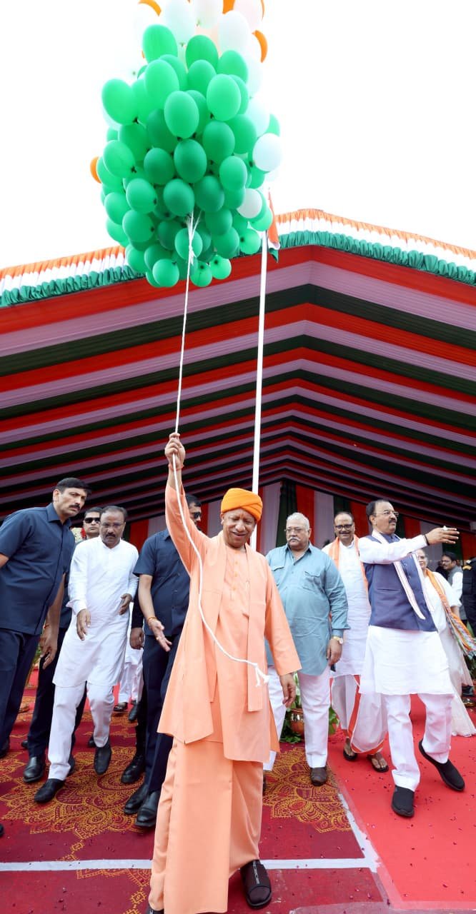 लखनऊ- सीएम योगी ने अपने आवास पर फहराया तिरंगा, स्वाधीनता सेनानियों को दी श्रद्धांजलि I