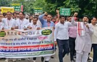 ग्रेटर नोएडा: अगस्त क्रांति के अवसर पर,भ्रष्टाचारियों भारत छोड़ो,के नारे के साथ सदर तहसील में हल्ला बोल प्रदर्शन।
