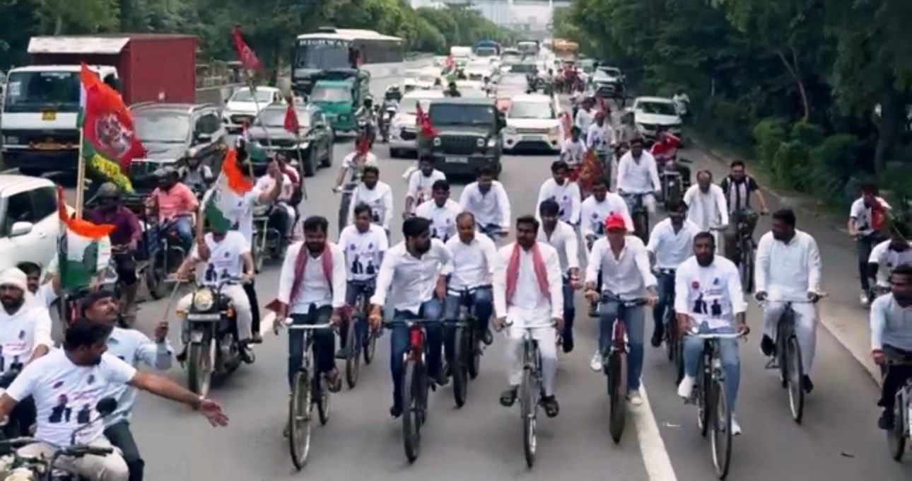 ग्रेटर नोएडा- समाजवादी पार्टी की लोकतंत्र बचाओ साइकिल यात्रा को महामाया फ्लाईओवर पर रोका I