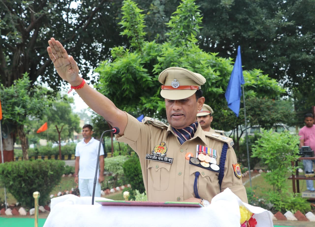  जनपद- हाथरस  हर्षोल्लास के साथ मनाया गया 79वां स्वतंत्रता दिवस समारोह । पुलिस अधीक्षक हाथऱस द्वारा पुलिस लाइन में ध्वजारोहण कर राष्ट्रगान के साथ झण्डे को दी गई सलामी।
