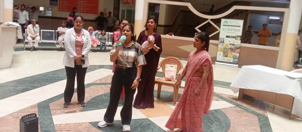 ग्रेटर नोएडा -शारदा अस्पताल मनाया जा रहा विश्व स्तनपान सप्ताह  पोस्टर मेकिंग और नुक्कड़ नाटक के जरिए लोगों को किया जा रहा है जागरूक