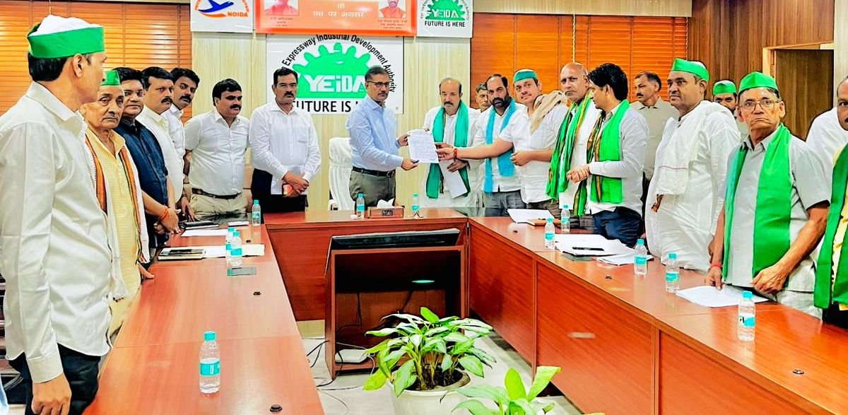 ग्रेटर नोएडा- भारतीय किसान यूनियन महात्मा टिकैत के राष्ट्रीय अध्यक्ष अनिल तालान के नेतृत्व में यमुना प्राधिकरण के सभागार में बैठक I